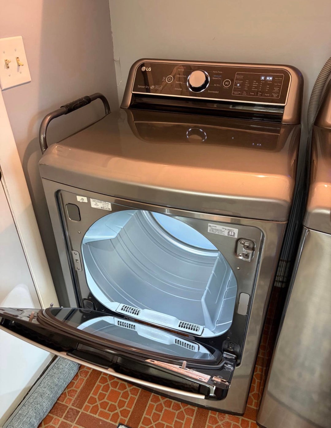 LG washer and dryer set, photo 3