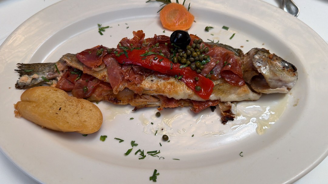 Una deliciosa cena de pescado con relleno de nuez y demás